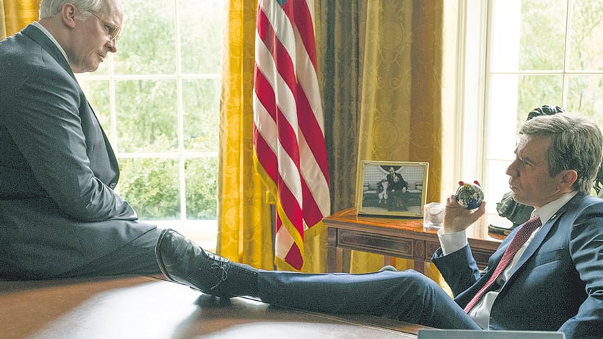 Christian Bale como Cheney y Sam Rockwell como Bush jr.