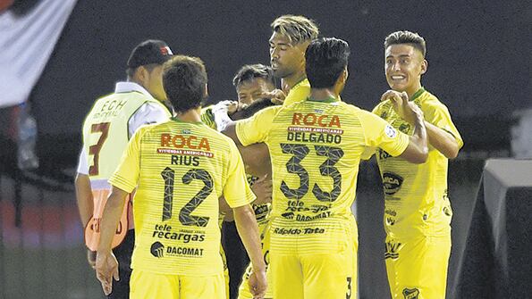 Los jugadores de Defensa felicitan al paraguayo Rojas, que marcó el tiro libre del triunfo en el Monumental.