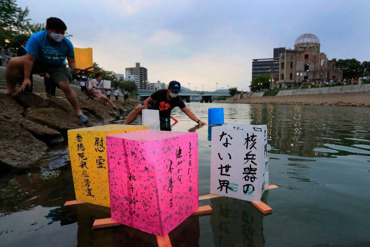Linternas flotate conmemortivas en el Parque Memorial de Hiroshima. 
