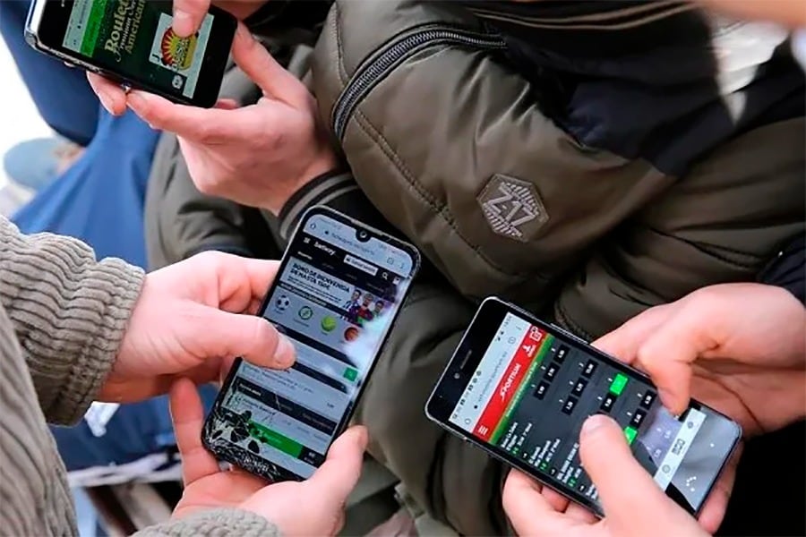 En algunas escuelas, los celulares quedan en una caja durante el horario de clases.