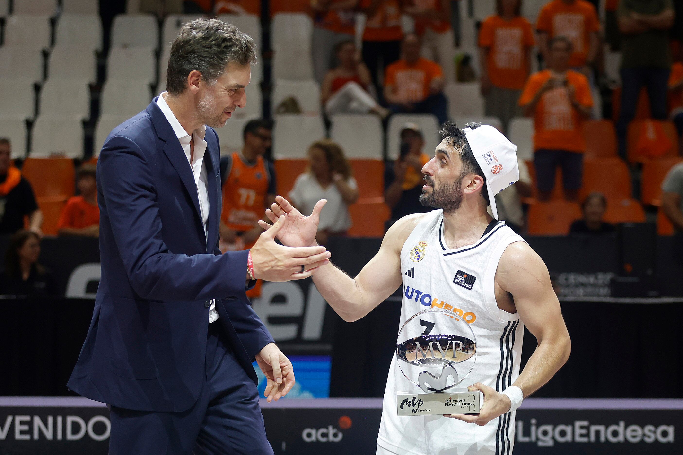 Campazzo recibió el premio de Jugador Más Valioso de manos de Pau Gasol