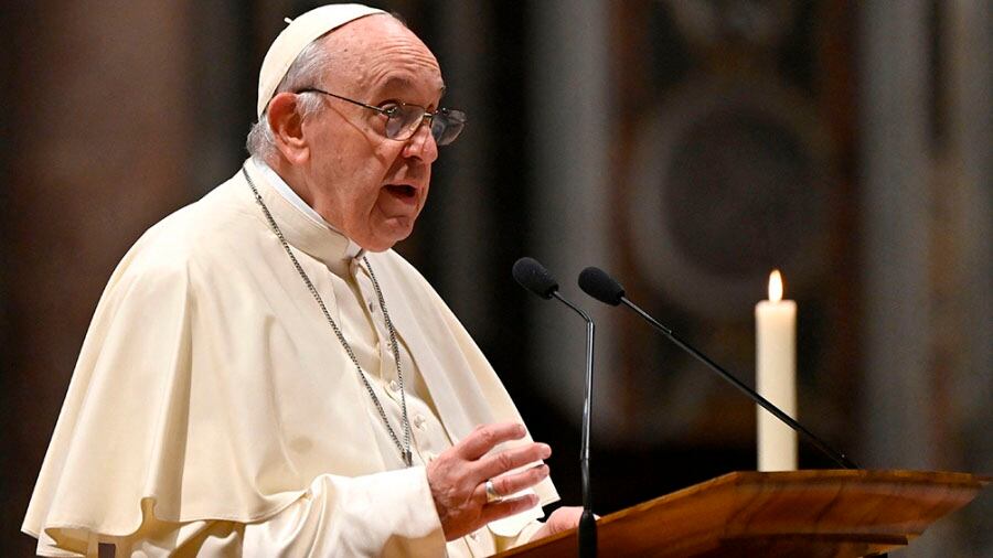 Al inicio de la pandemia Francisco rezó en la Plaza San Pedro y aseguró que "nadie se salva solo", lema que luego utilizó para reclamar mayor equidad y justicia en el reparto de vacunas.