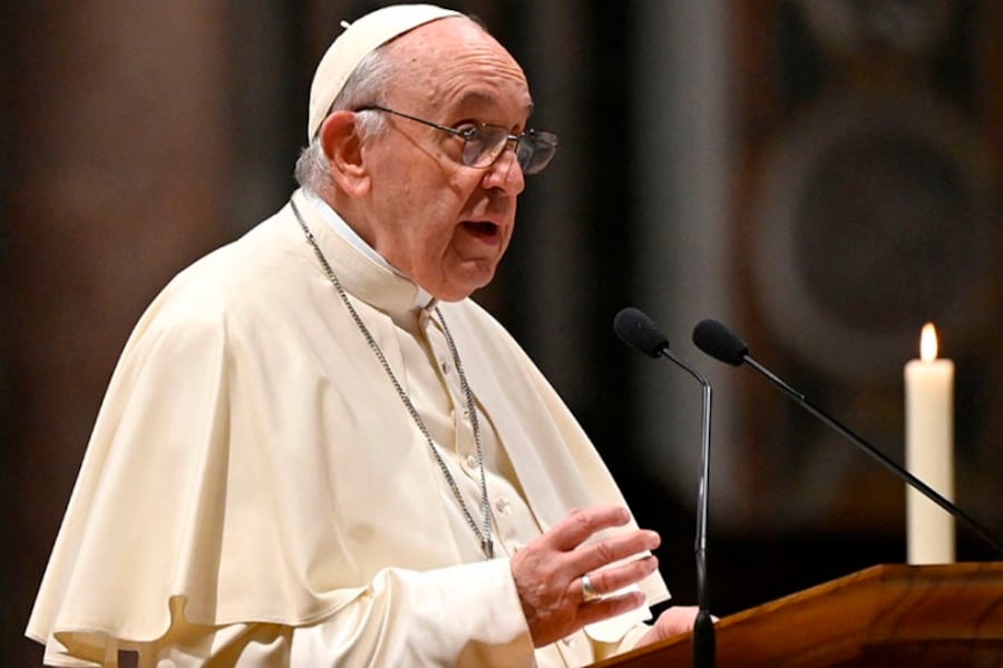 Al inicio de la pandemia Francisco rezó en la Plaza San Pedro y aseguró que "nadie se salva solo", lema que luego utilizó para reclamar mayor equidad y justicia en el reparto de vacunas.