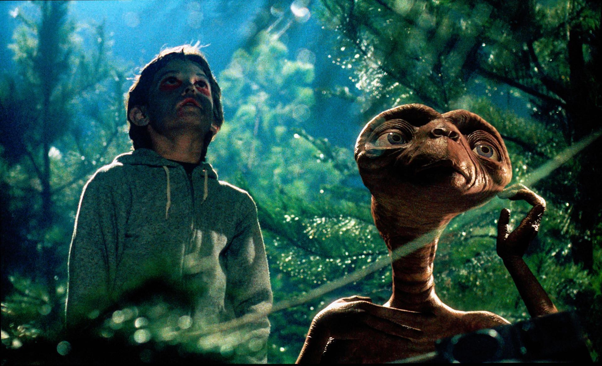 Elliott (Henry Thomas) y el extraterrestre imaginado por Spielberg en el set de "Los cazadores del arca perdida".