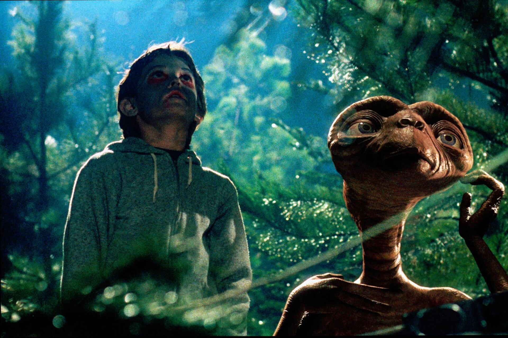 Elliott (Henry Thomas) y el extraterrestre imaginado por Spielberg en el set de "Los cazadores del arca perdida".