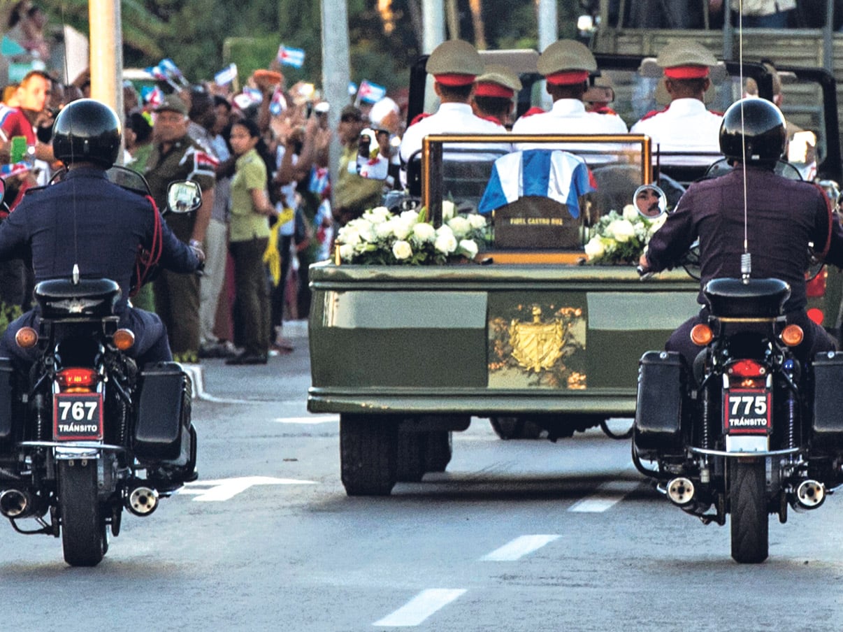 La urna con las cenizas de Fidel llegó al cementerio de Santa Ifigenia después de una larga despedida por Cuba. 