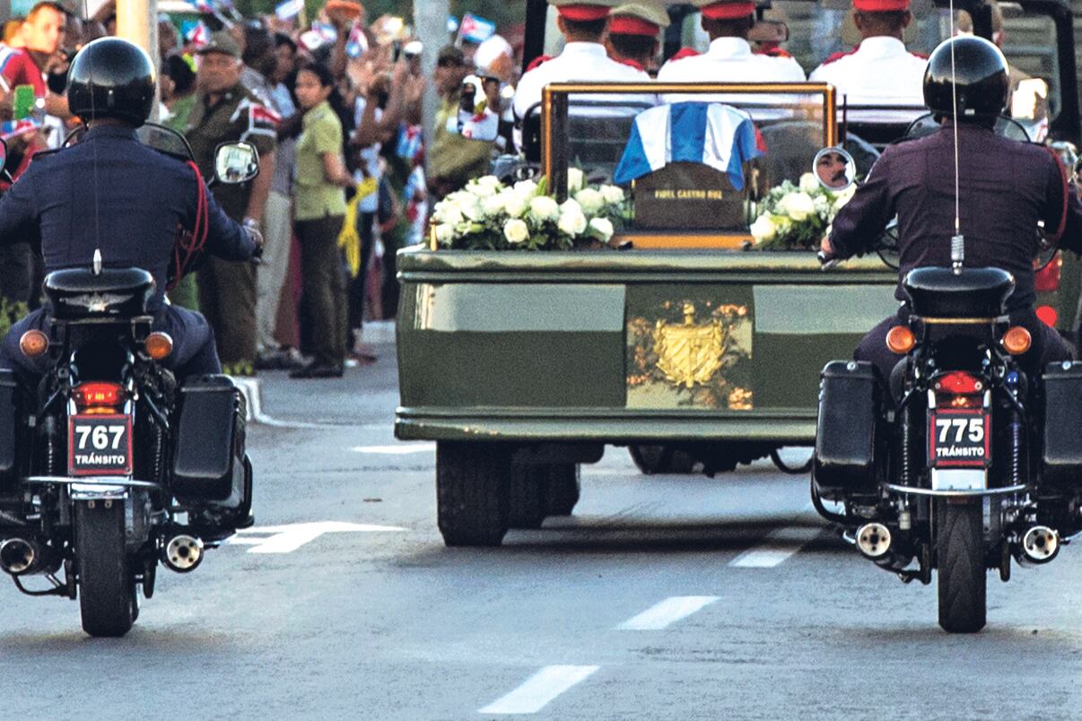 La urna con las cenizas de Fidel llegó al cementerio de Santa Ifigenia después de una larga despedida por Cuba.