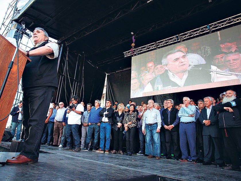 “El ajuste está tocando las puertas de nuestras familias”, sintetizó el reclamo Juan Carlos Smith, uno de los tres jefes de la CGT unificada.