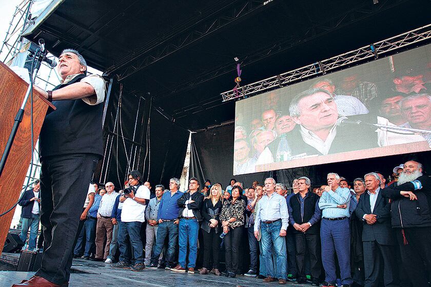 “El ajuste está tocando las puertas de nuestras familias”, sintetizó el reclamo Juan Carlos Smith, uno de los tres jefes de la CGT unificada.