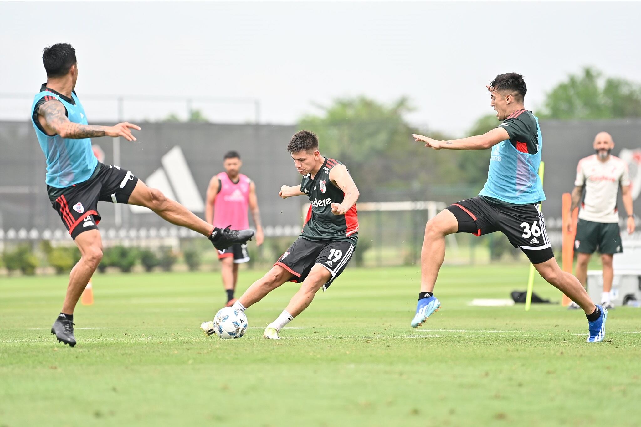 Echeverri y la pelota durante una práctica: seis partidos en Primera (uno de titular), ningún gol y una asistencia