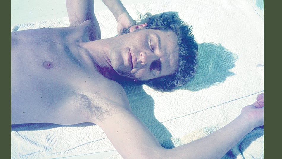 En El silencio es un cuerpo que cae, Agustina Comedi recupera la vida secreta de su padre.