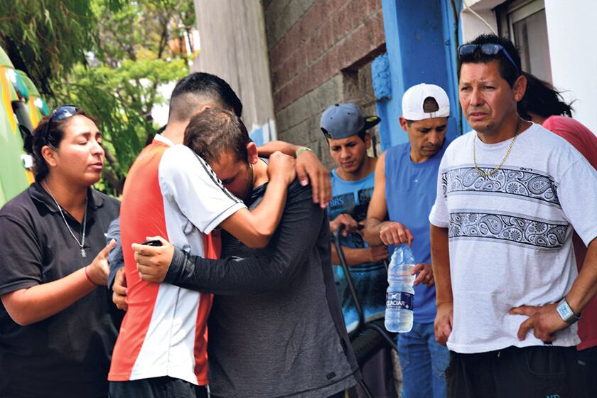 Familiares y amigos de las chicas asesinadas exigen justicia a las puertas de la comisaría 3ª.