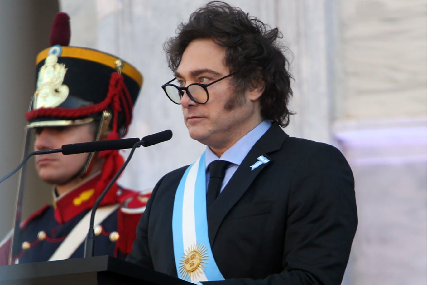 El presidente Javier Milei habla desde el balcón del Cabildo de Cordoba en la celebración por los 214 años de la Revolución de Mayo.