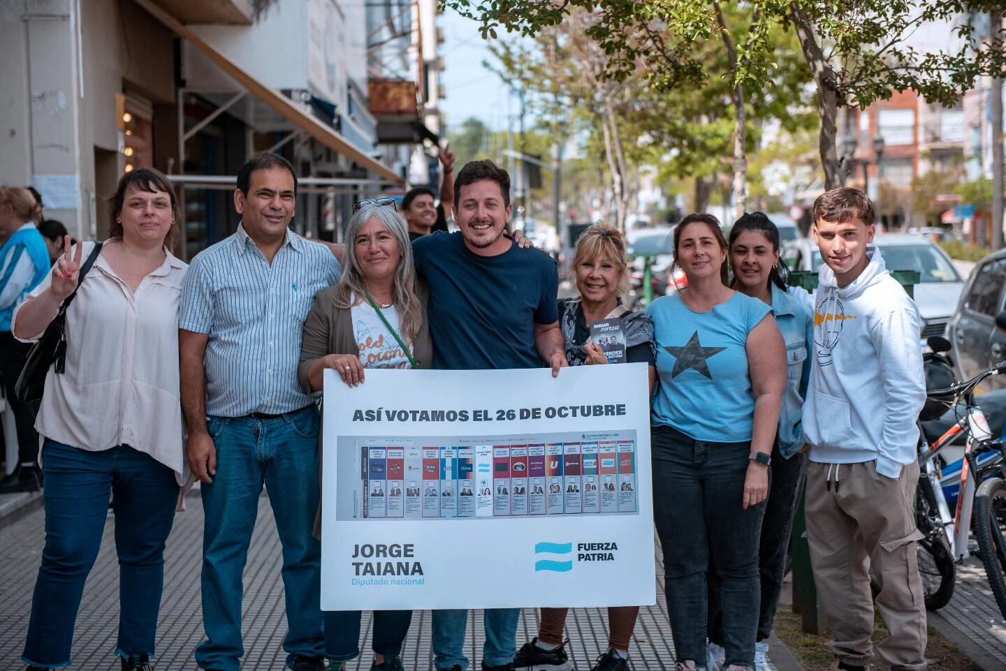 Alejo Sarna, de campaña en Campana.