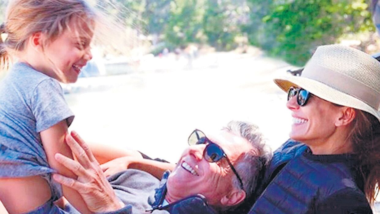 Relajado. Mauricio Macri junto a su esposa, Juliana Awada, y una de sus hijas, Antonia.