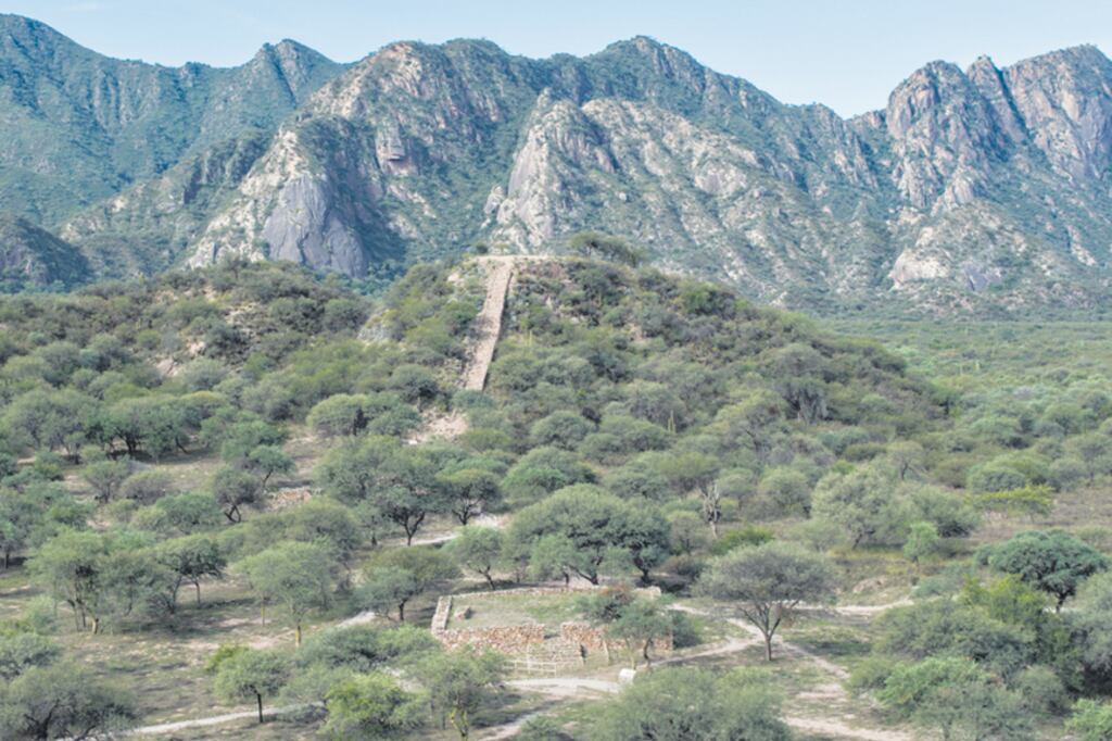 Vista a la distancia de la “pequeña Machu Picchu” levantada en territorio catamarqueño.