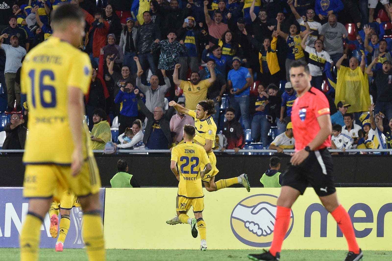 Cavani festeja su gran gol de tiro libre en el final