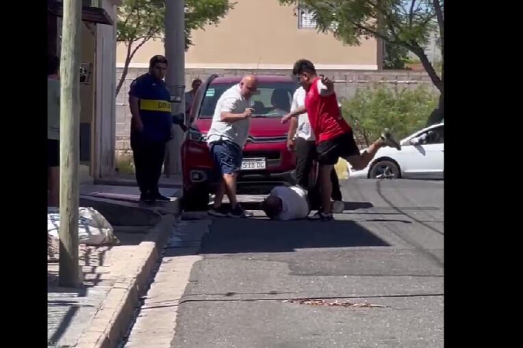 Taxistas atacan a patadas a chofer de Uber.