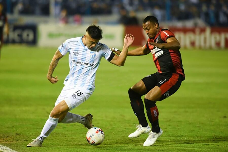 Luis Rodríguez disputa la pelota con Ditta.