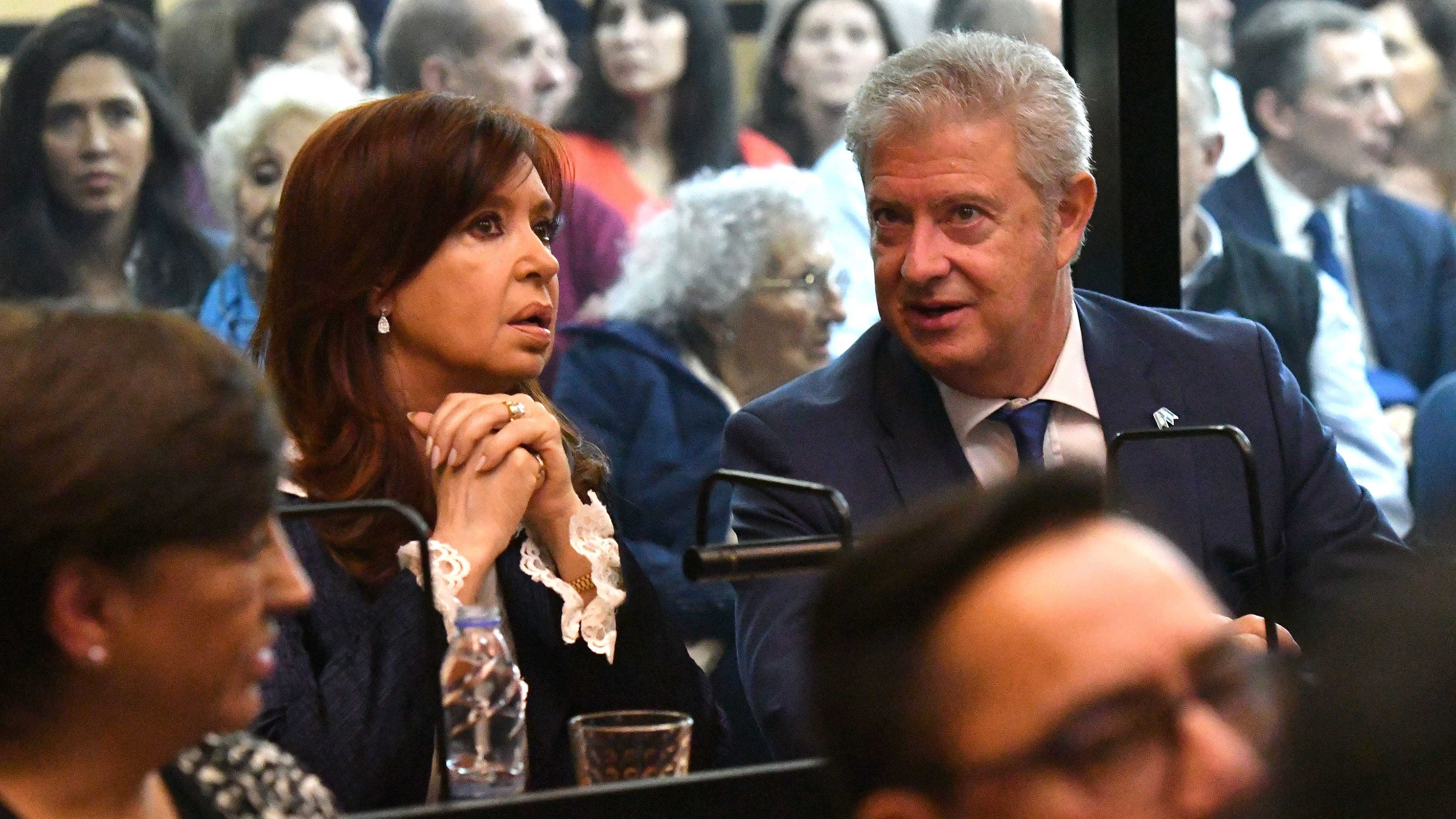 Cristina Fernández de Kirchner y su abogado, Carlos Beraldi, en el inicio del juicio oral en su contra.