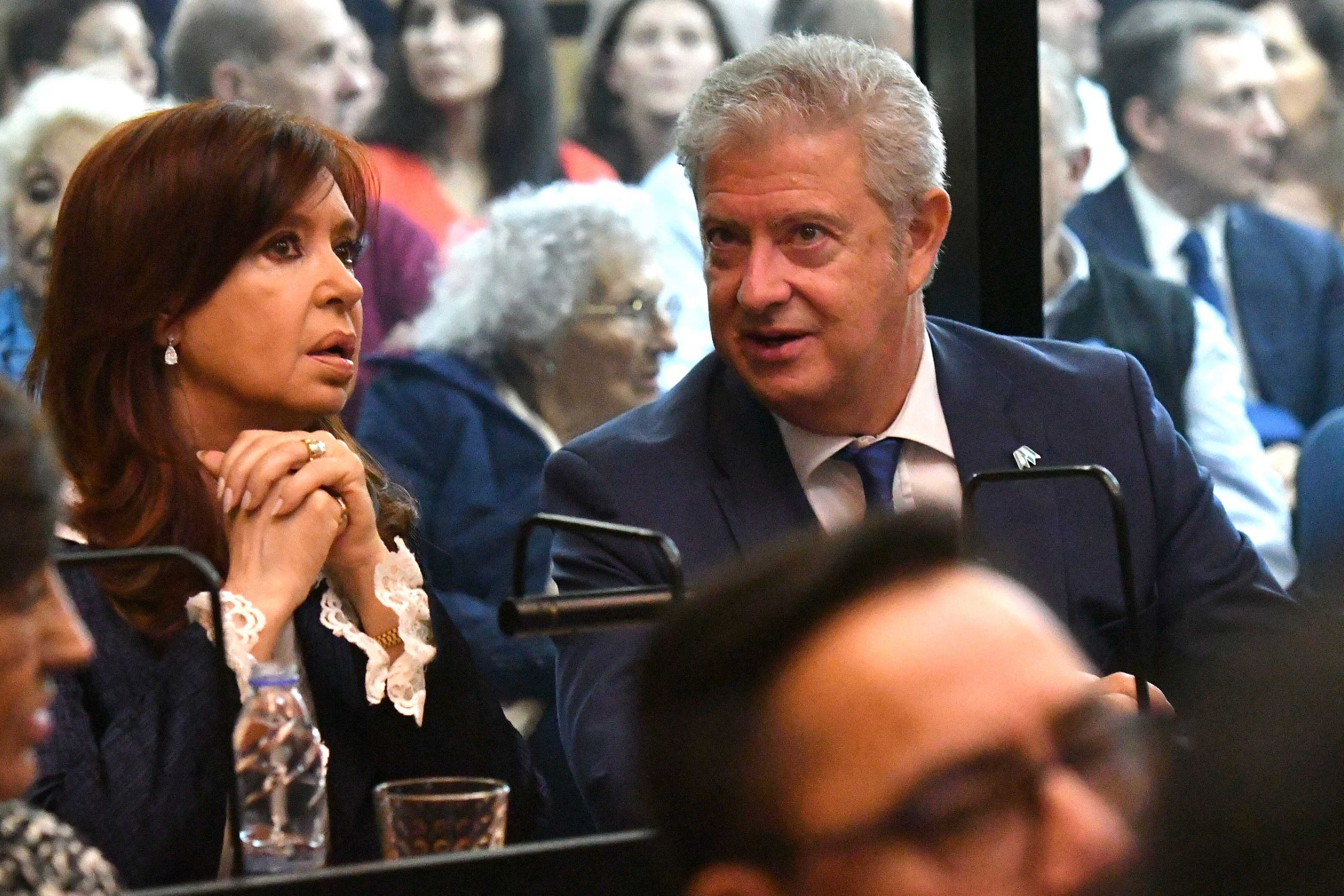 Cristina Fernández de Kirchner y su abogado, Carlos Beraldi, en el inicio del juicio oral en su contra.