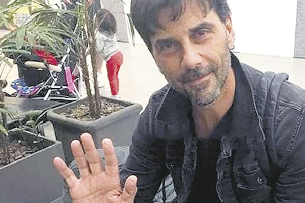 En el aeropuerto algunos mostraron su incomodidad con Darthes y otros se sacaron selfies con él.