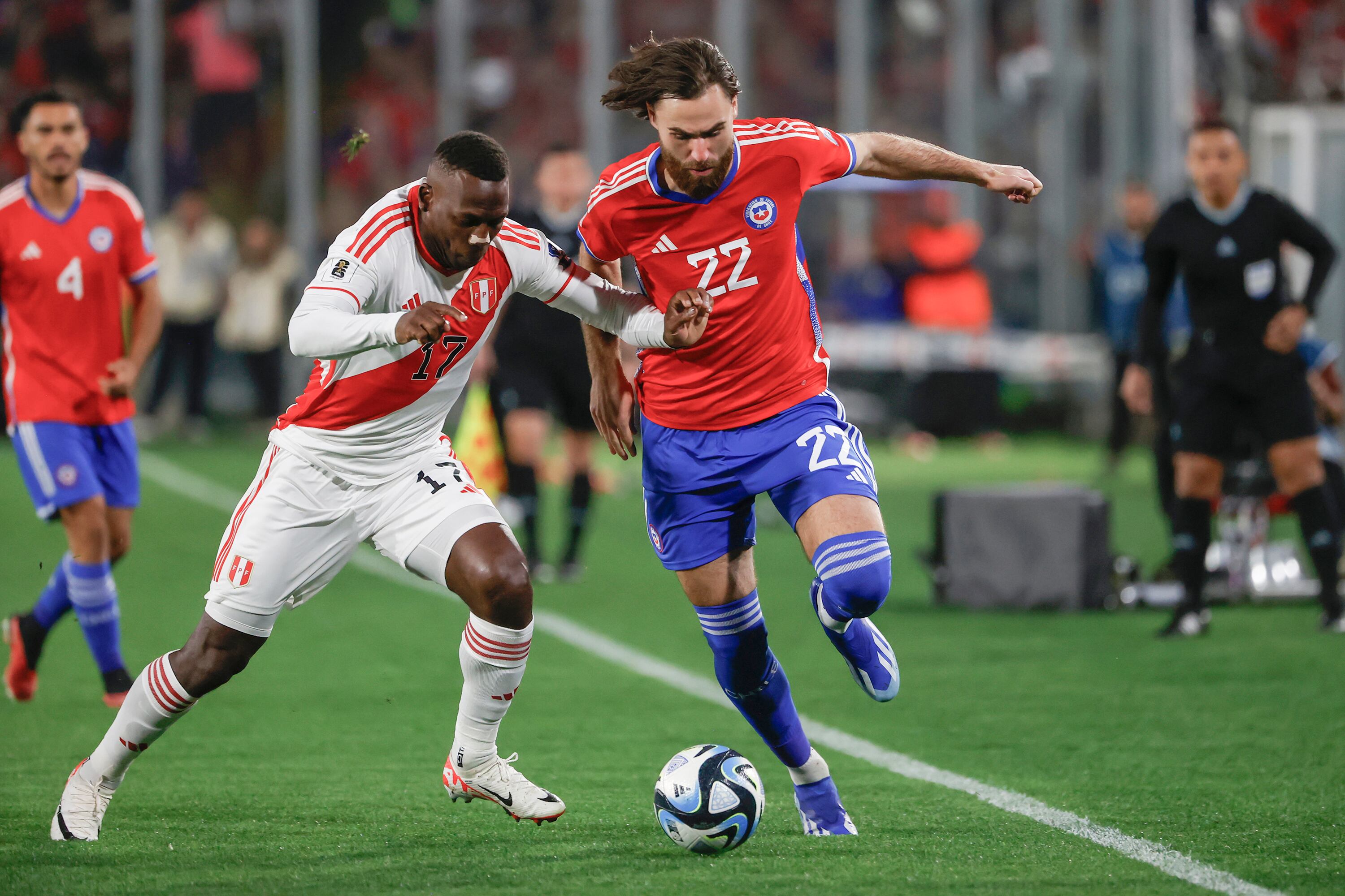 Advíncula persigue a Brereton