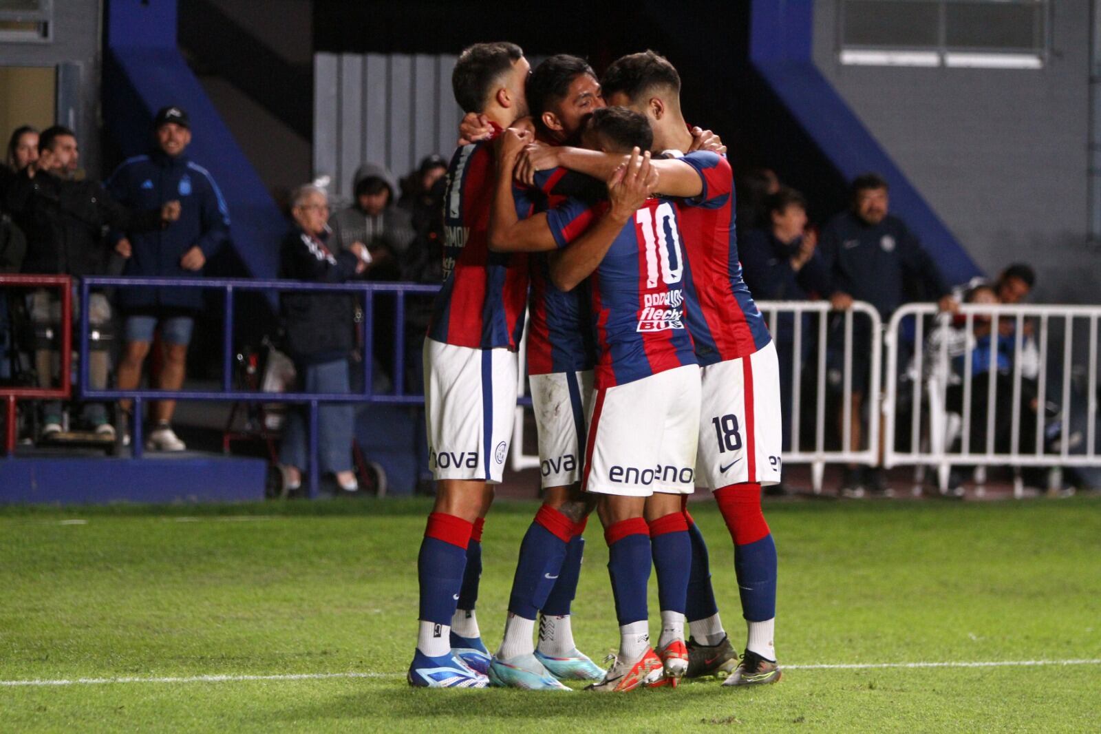 San Lorenzo festeja el gol de Tarragona.