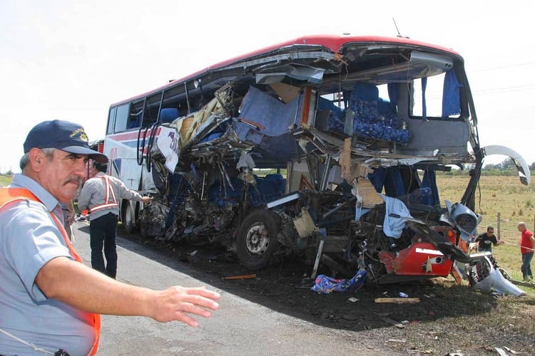 Una imagen del micro que llevaba a los alumnos del Colegio ecos, tras el accidente, el 8 de octubre de 2006.