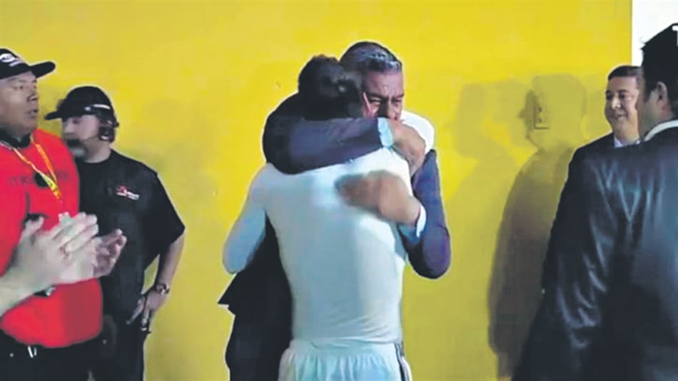 El abrazo de Tapia con Messi.