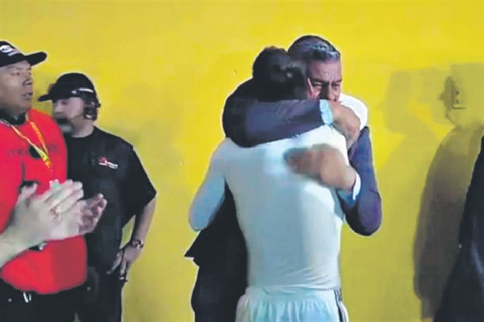 El abrazo de Tapia con Messi.