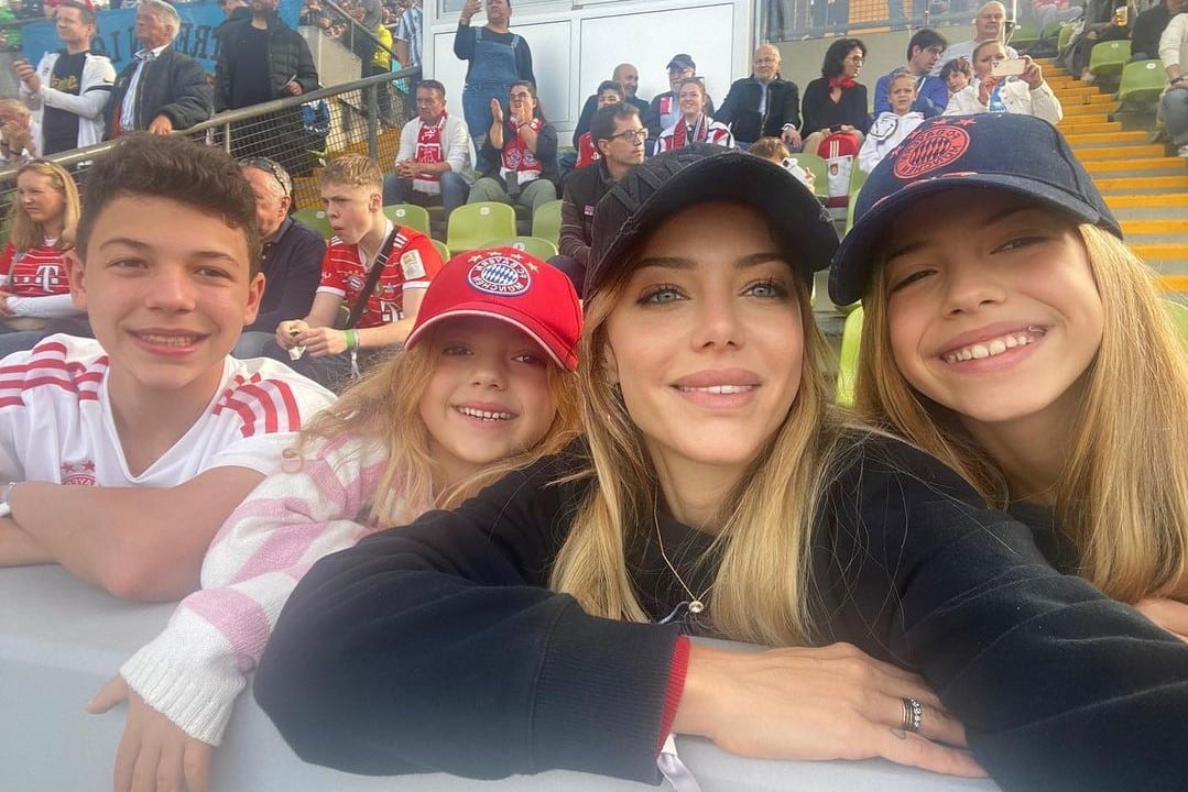 Martín, Emma y Lola Demichelis junto a Eva Anderson (@evangelinaanderson)