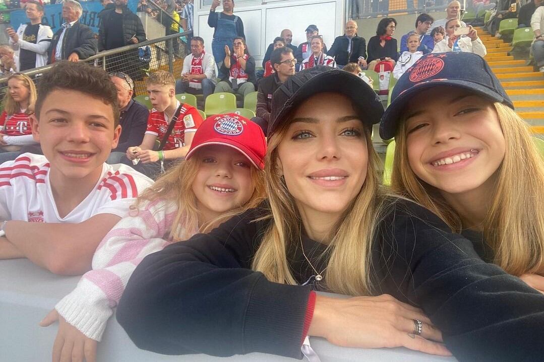 Martín, Emma y Lola Demichelis junto a Eva Anderson (@evangelinaanderson)