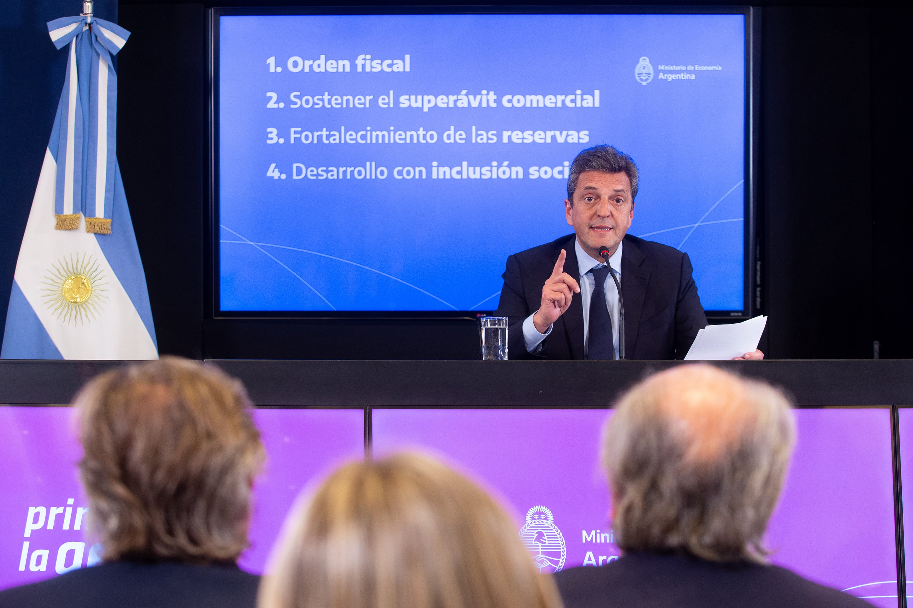 La caída del gasto genera un efecto recesivo que a su vez reduce la recaudación fiscal.
