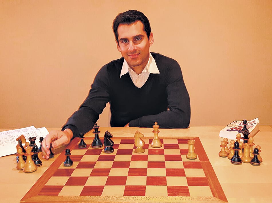 El Gran Maestro Fernando Peralta frente al tablero. 