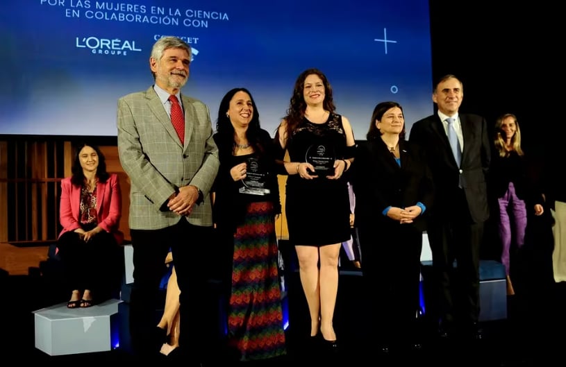La ceremonia fue encabezada por la presidenta del CONICET, Ana Franchi, y el presidente y director general de L’Oréal Argentina, Jean-Noël Divet. Juanto al ministro de Ciencia, Tecnología e Innovación, Daniel Filmus.