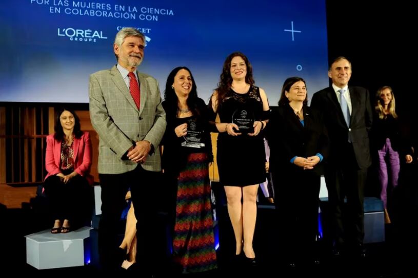 La ceremonia fue encabezada por la presidenta del CONICET, Ana Franchi, y el presidente y director general de L’Oréal Argentina, Jean-Noël Divet. Juanto al ministro de Ciencia, Tecnología e Innovación, Daniel Filmus.