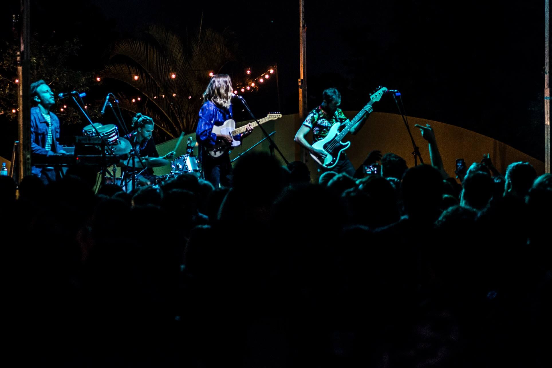 Mientras prepara su tercer disco de estudio, la banda de indie pop llama a bailar y cantar este sábado a las 17.