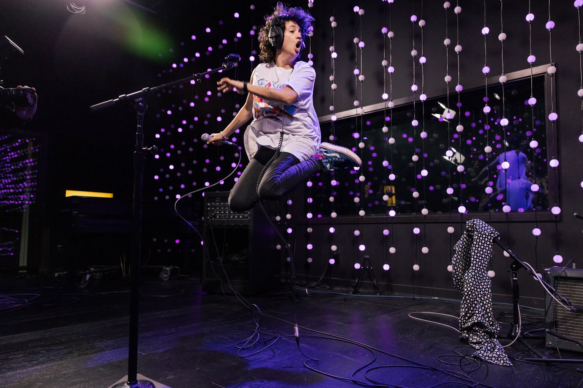 Con una banda impecable, Barbi Recanati voló alto en el estudio de la característica radio de Seattle para una session sin fronteras