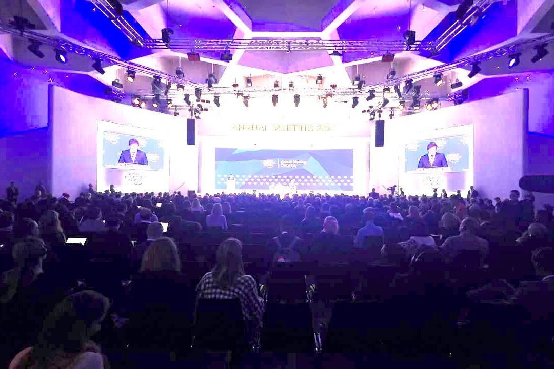 La sala en la que habló Milei en Davos, con muchos asientos vacíos. 