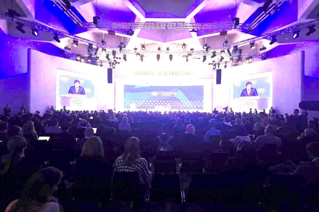 La sala en la que habló Milei en Davos, con muchos asientos vacíos.