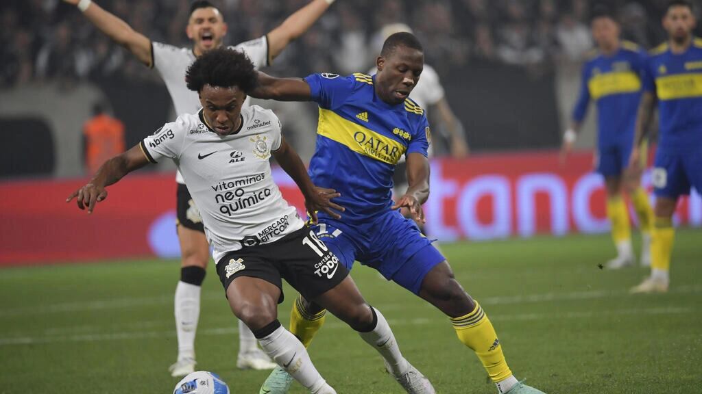 Luis Advíncula persigue a Willian en el partido de ida. 