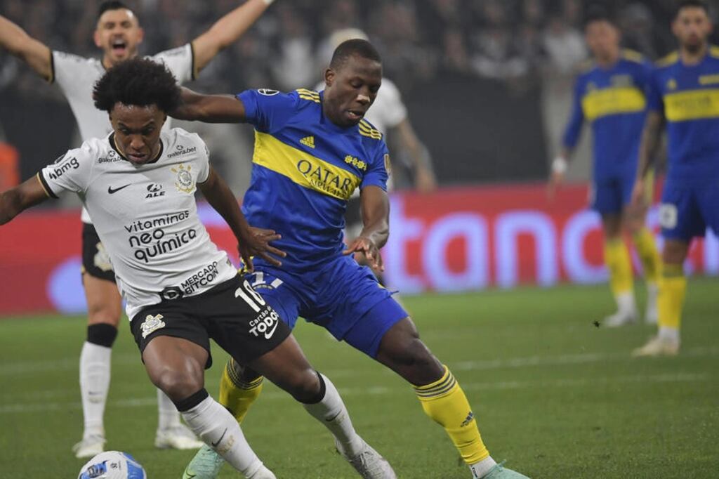 Luis Advíncula persigue a Willian en el partido de ida.