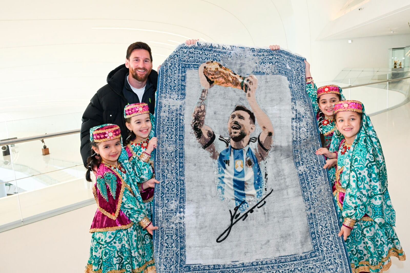 Messi está de gira por Azerbaiyán.