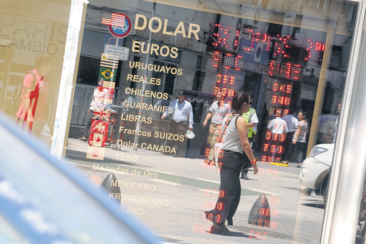 El dólar acumula un incremento del 21 por ciento en 2017, frente a una inflación en doce meses del 22,3.