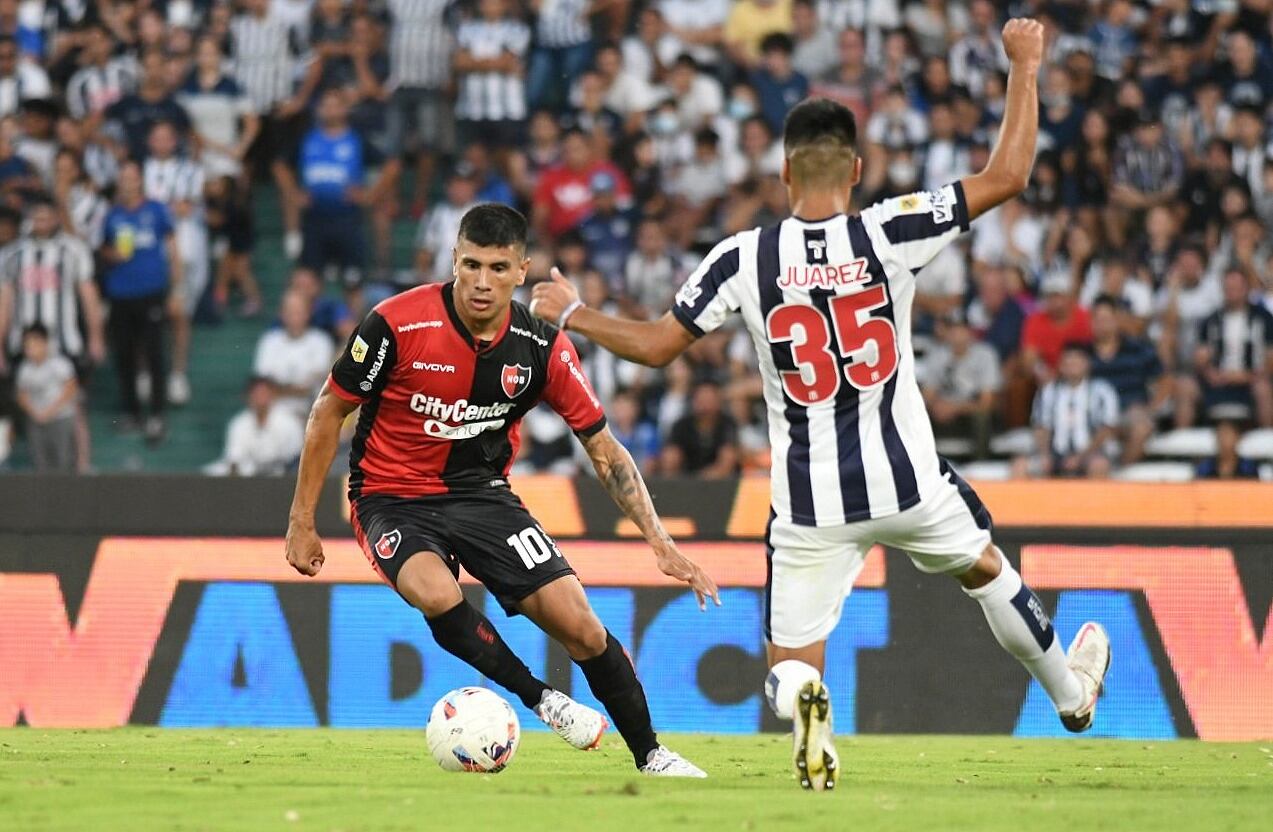 Castro, autor del primer gol de Newell's, maneja el balón ante Juárez