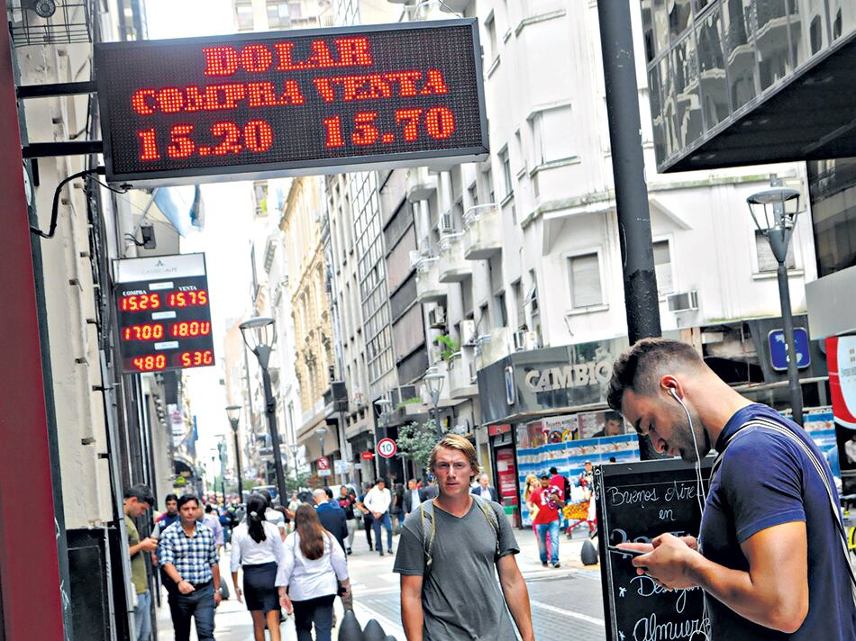 La cotización del dólar se ubica en los mismos niveles que hace un año. Así se fomenta las compras en el exterior.