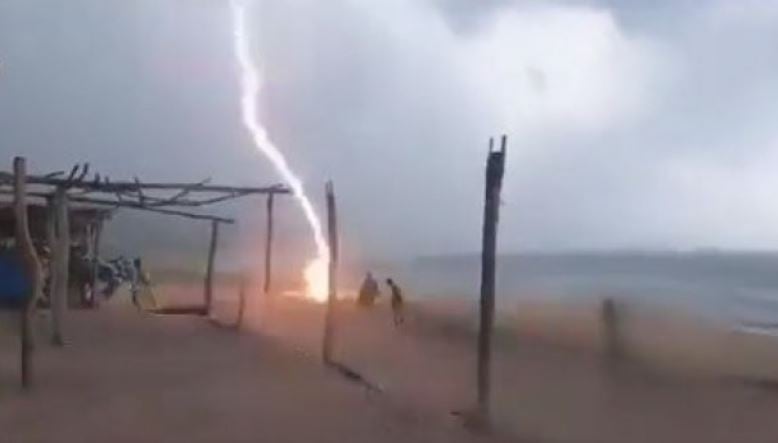 Dos personas murieron alcanzadas por un rayo. Imagen: captura de video