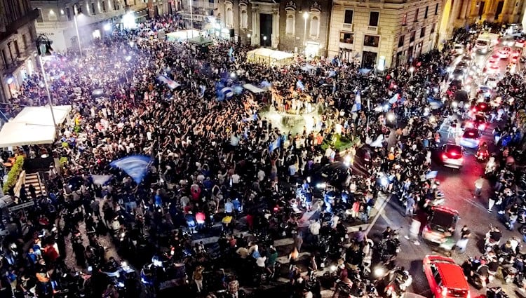 Italia vivió anoche su primera gran aglomeración con los festejos de los hinchas del Napoli. 