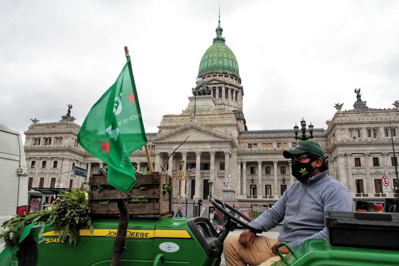 La Unión de Trabajadores de la Tierra comenzó un acampe de 48 horas frente al Congreso para exigirle al Gobierno el tratamiento del Procrear Rural.